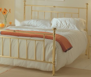 Messingbett Coralie mit klaren Linien