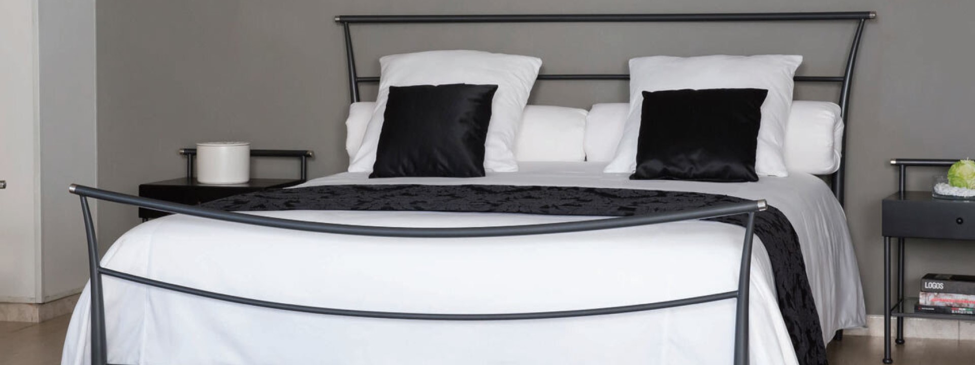 Metallbett Elegant mit klaren Linien in schwarz