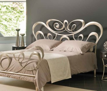 Metallbett in silber mit extravagant
