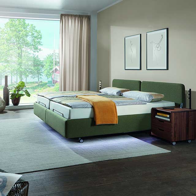 Helles, modernes Schlafzimmer mit großem Doppelbett
