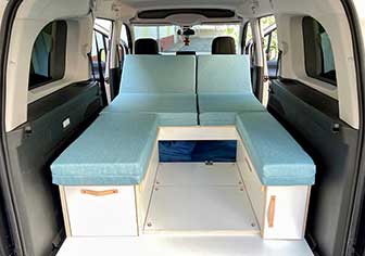 Blick in einen Berlingo mit maßangefertigtem Bett von Betten Pohl